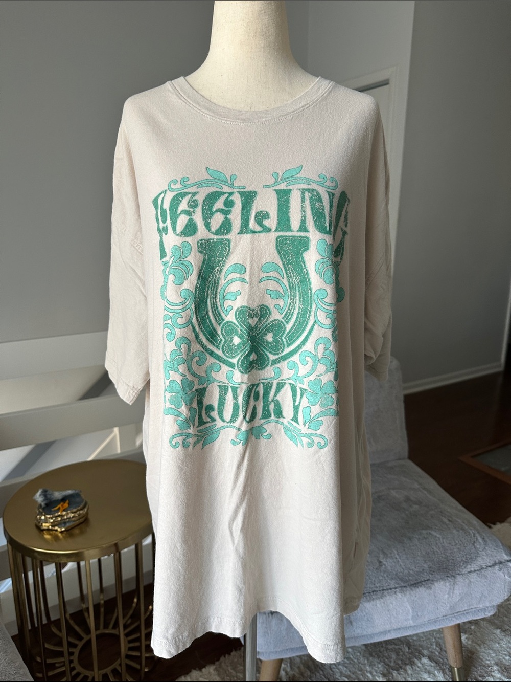 Foryeri Neutral Tee with Feeling Lucky Saint Patty’s front Graphic - Size M/L